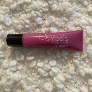 Osmosis lip glaze NWT
Shade - Flirt